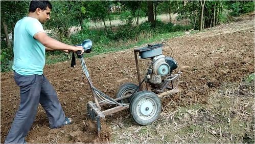 农民大叔自制小型拖拉机耕地机,一天能耕耘6亩地,500元造一台